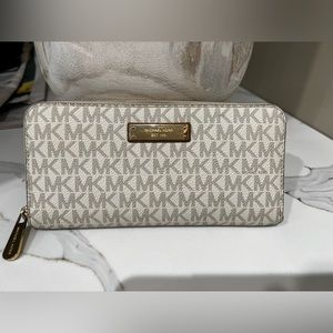 Michael Kors jet set zipper wallet